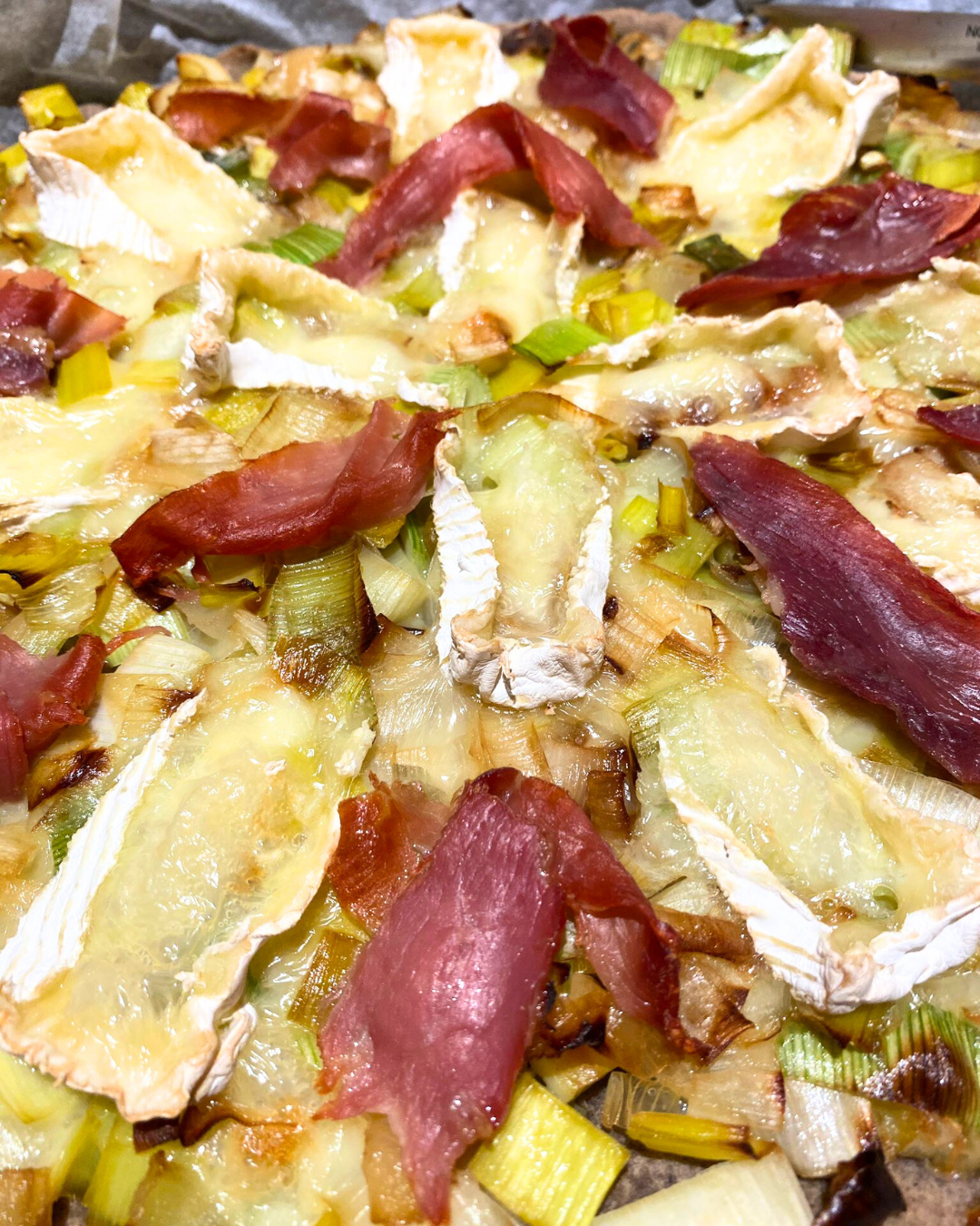 Simple et délicieuse tarte aux poireaux, camembert et jambon cru, pâte au sarrasin