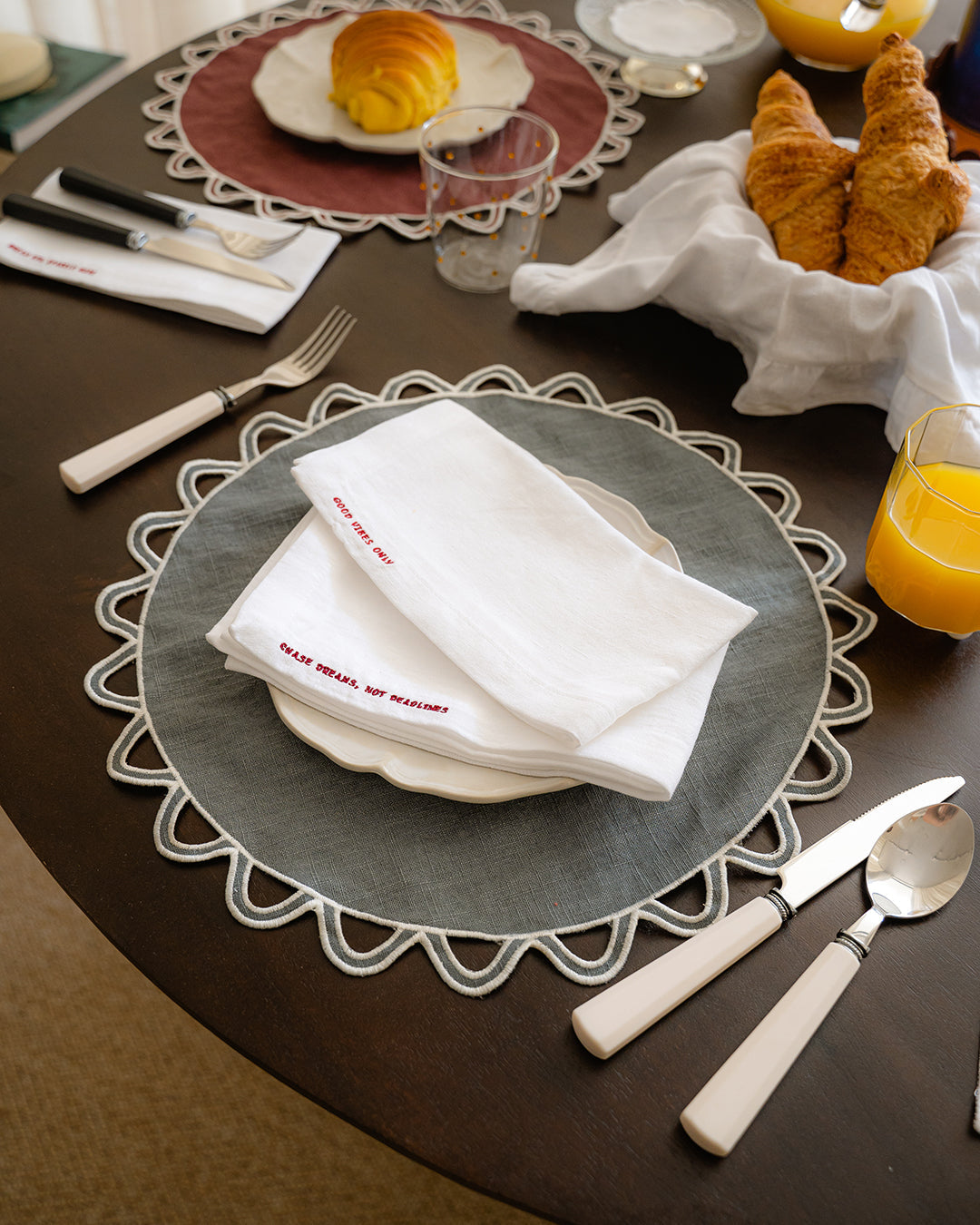 Sets de table festonnés : choix variés et made in France & Europe sur Amphitria.com