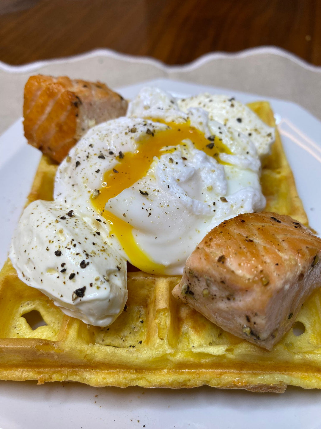 Gaufres de maïs, saumon, oeuf poché et fromage frais