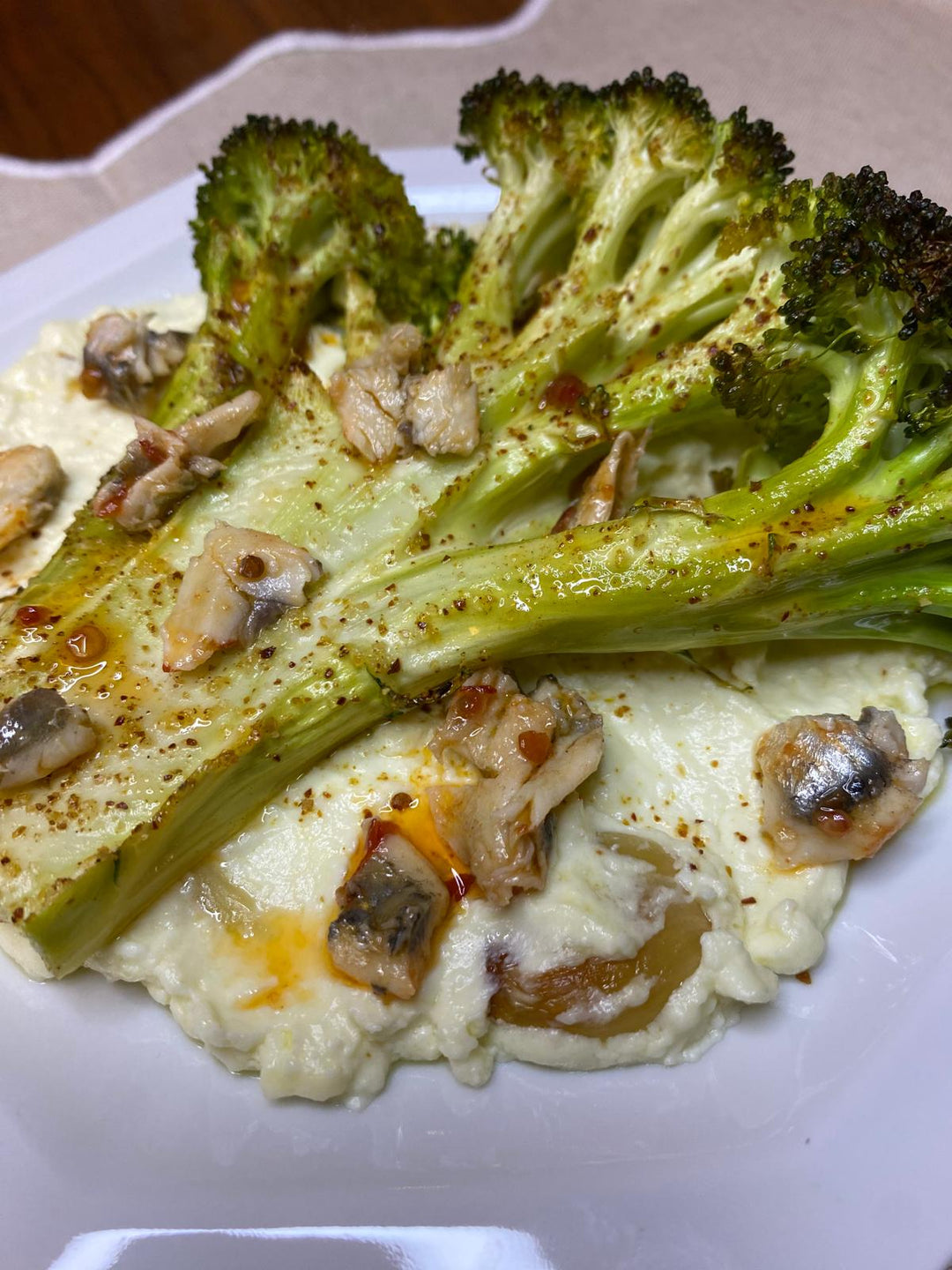 Steak de brocoli rôti au piment d'espelette, crème feta et ail confit, petites anchois au piment