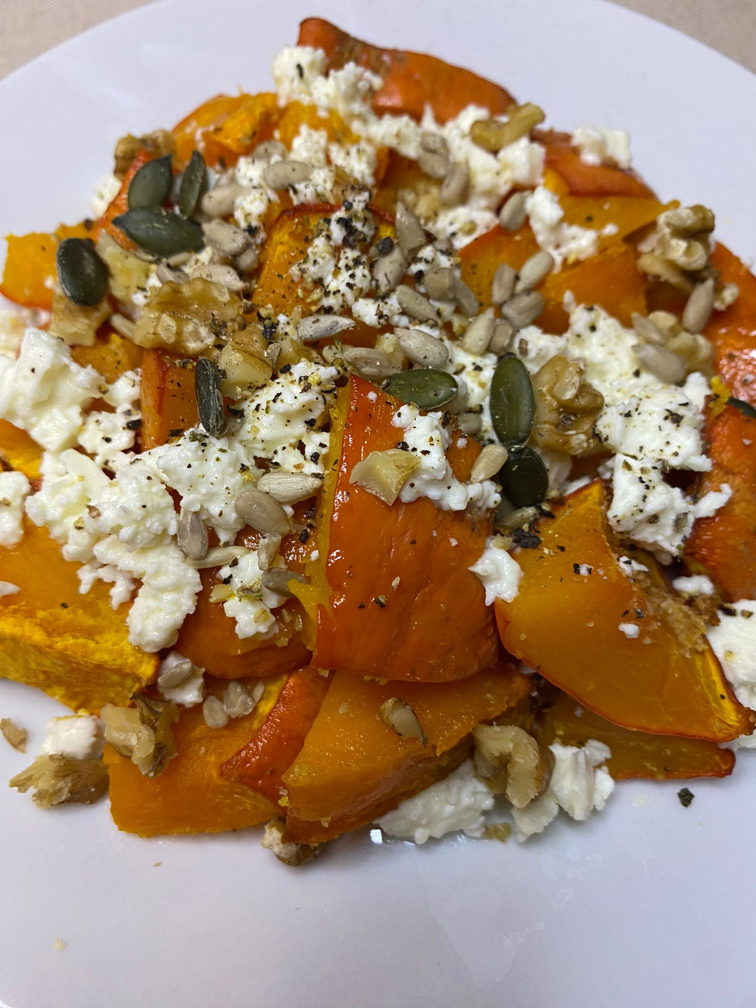 Salade automnale de potimarron rôti au miel et ail, feta et petites noix et graines