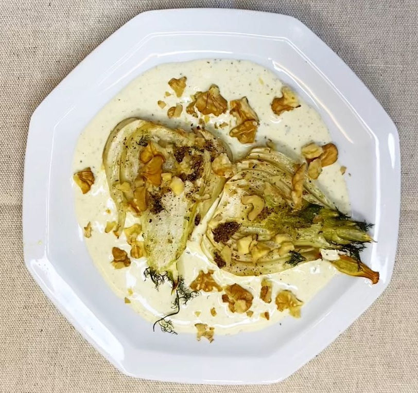 Fenouil rôti au miel et à l'ail, sauce crémeuse fromage frais et pesto de pistaches, noix
