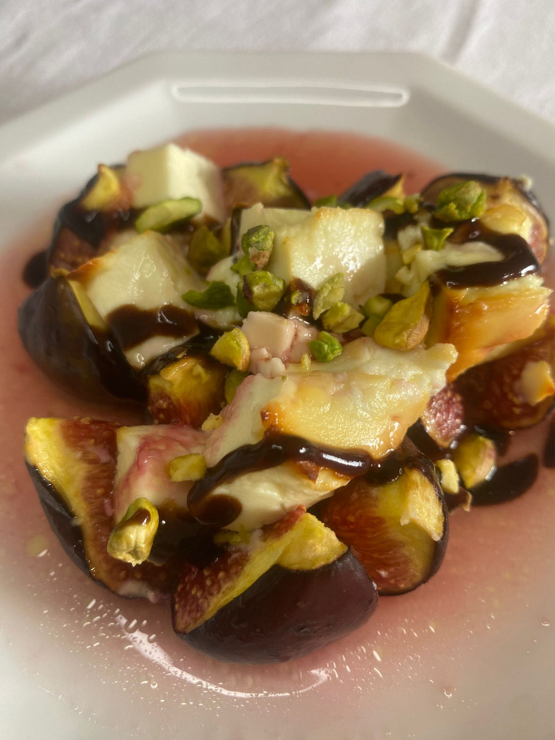 Figues rôties à la feta, miel, huile d'olive, pistaches et balsamique
