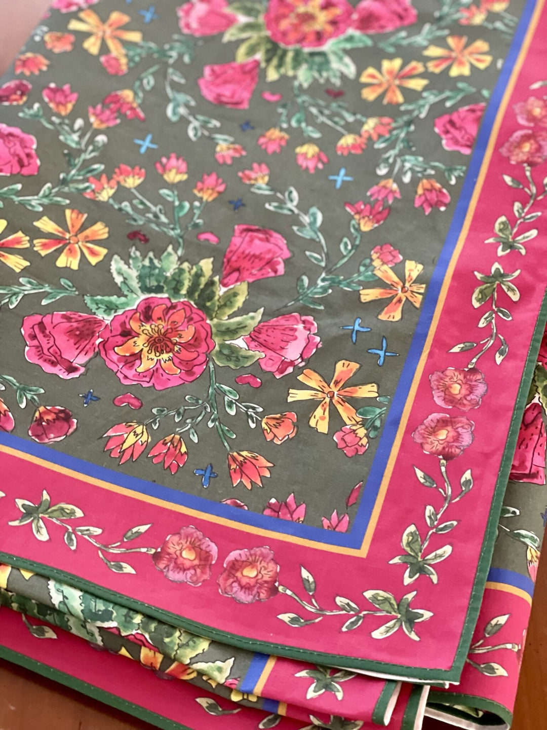 Sets de table festonnés et made in France : le plus beau choix de formes et de couleurs