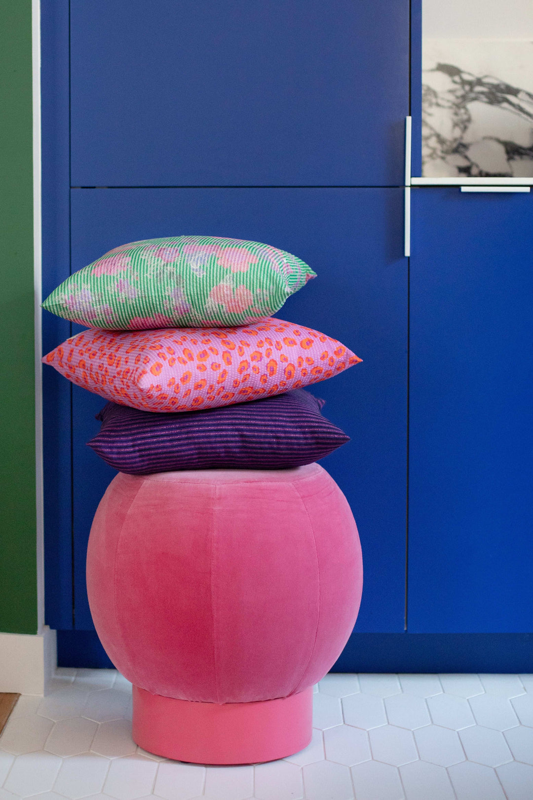 Coussin violet et lignes irisées rose - GASTON Coussin Maryne Guyot créations