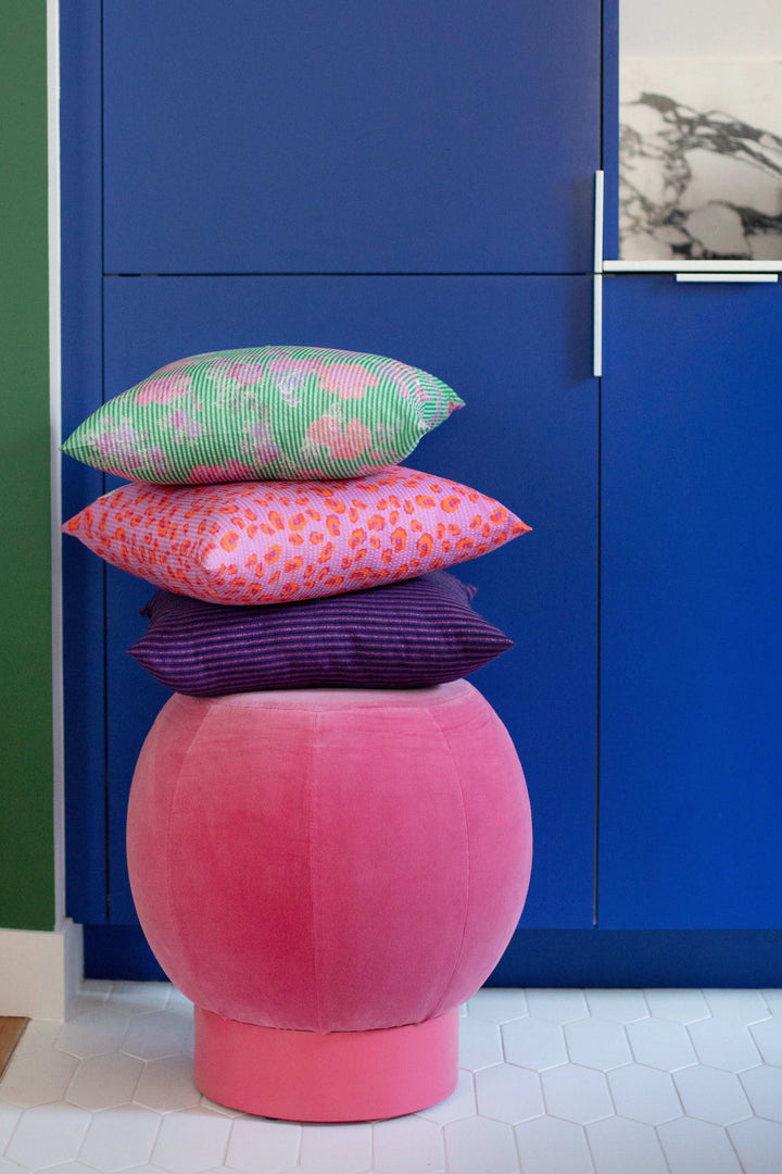 Coussin violet et lignes irisées rose - GASTON Coussin Maryne Guyot créations