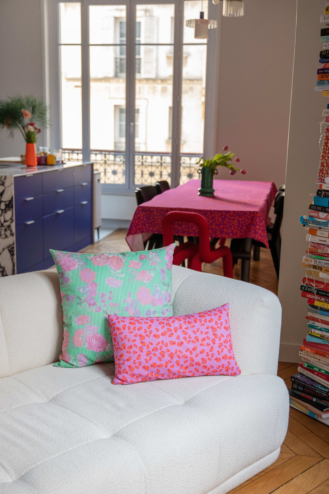 Coussin motifs fleurs moldaves vert et rose - GISÈLE