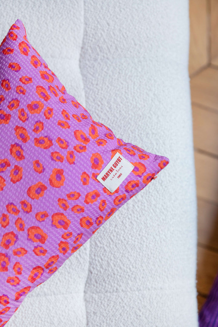 Coussin motif iconique léopard rose, violet et orange - GEORGES