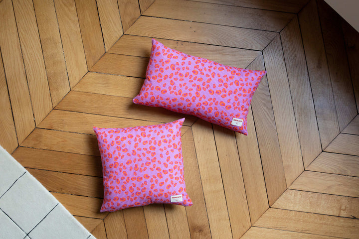 Coussin motif iconique léopard rose, violet et orange - GEORGES Coussin Maryne Guyot créations