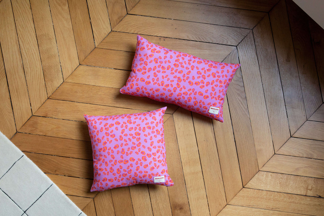 Coussin motif iconique léopard rose, violet et orange - GEORGES