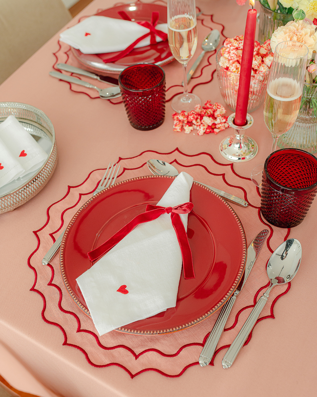 Linen and cotton napkin with red heart pattern