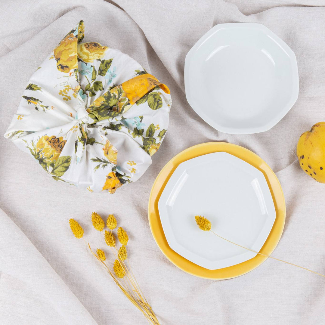 Ensemble d'assiettes et assiettes à dessert jaune et blanc