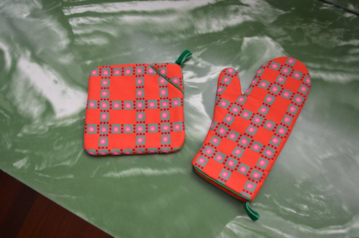Vintage gingham oven mitt
