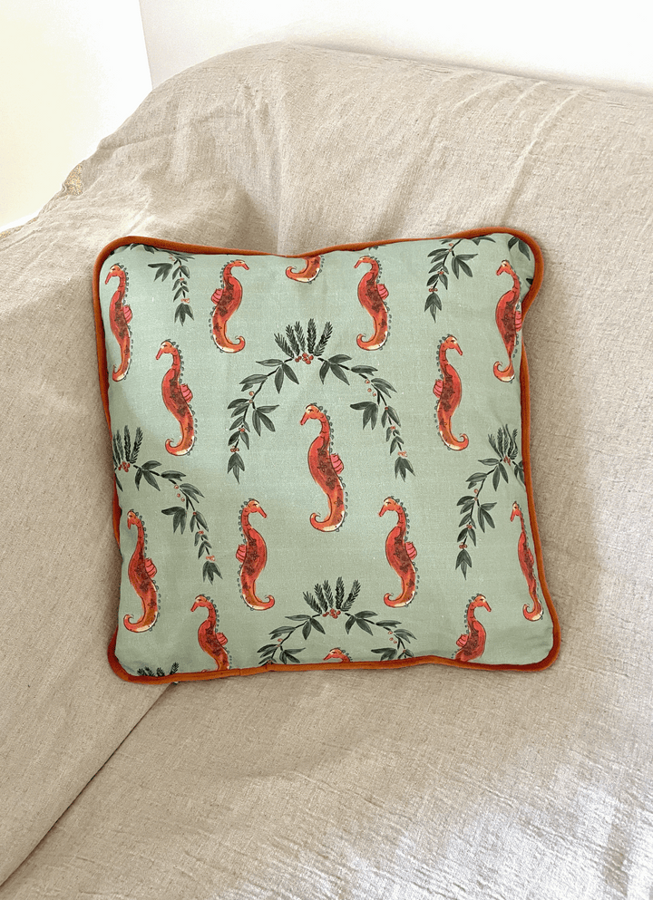 Housse de coussin mat - Hippocampes et lauriers - Fond vert Housses de coussins Maison Datcha