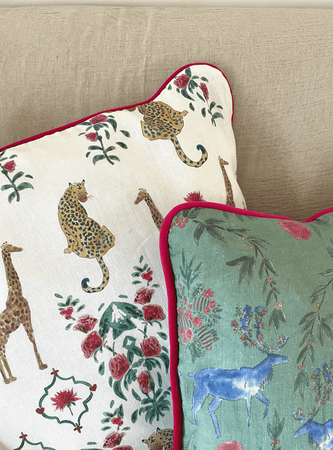 Housse de coussin mat - Girafes et léopards - Fond blanc - Passepoil framboise