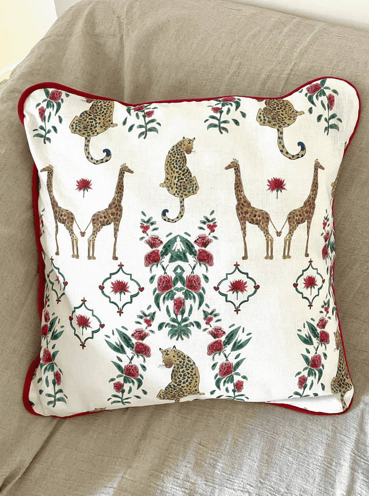 Housse de coussin mat - Girafes et léopards - Fond blanc - Passepoil framboise