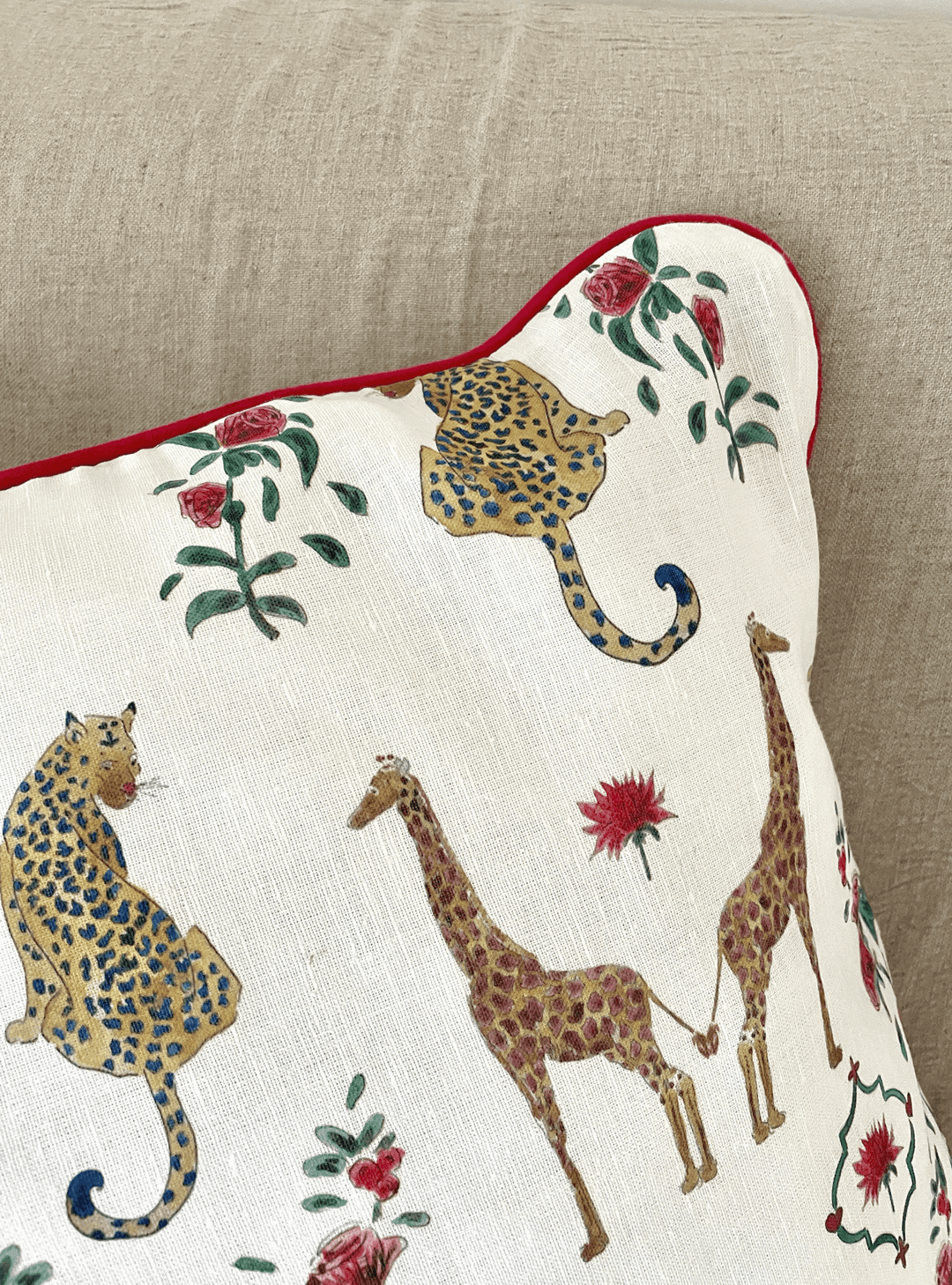 Housse de coussin mat - Girafes et léopards - Fond blanc - Passepoil framboise