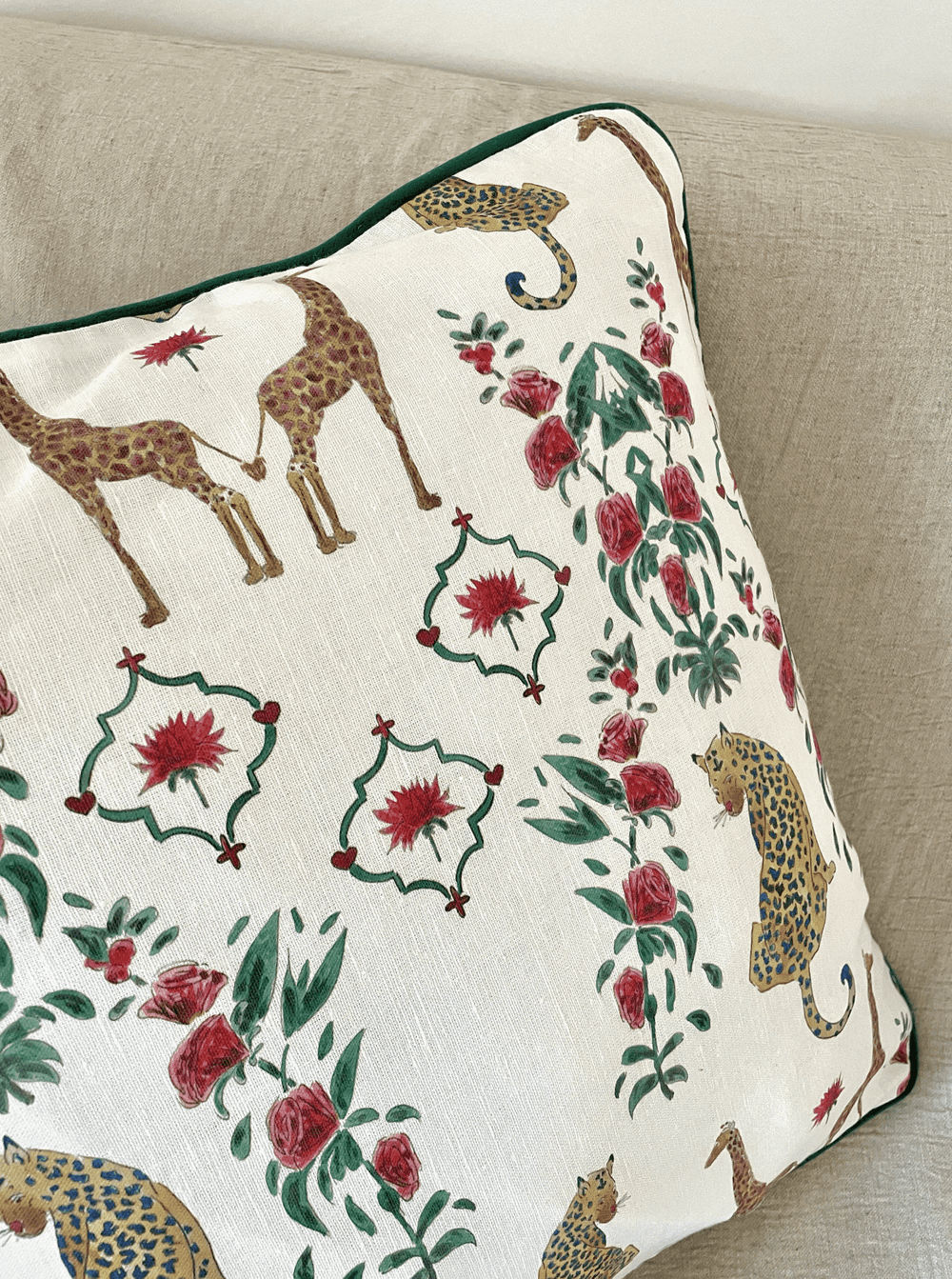 Housse de coussin mat - Girafes et léopards - Fond blanc - Passepoil vert
