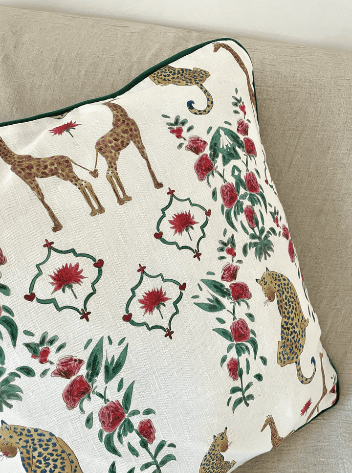 Housse de coussin mat - Girafes et léopards - Fond blanc - Passepoil vert