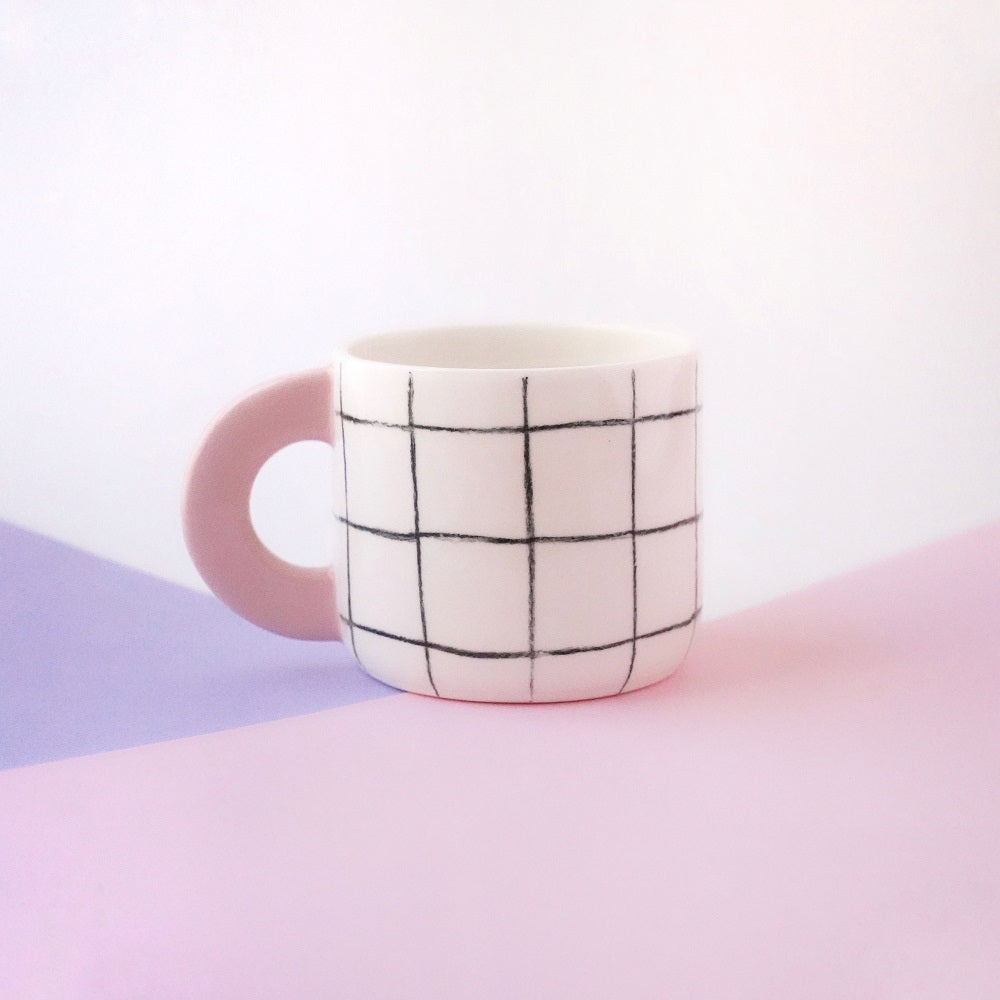Mug "Grid" (anse rose) Mugs Textura Ceramics