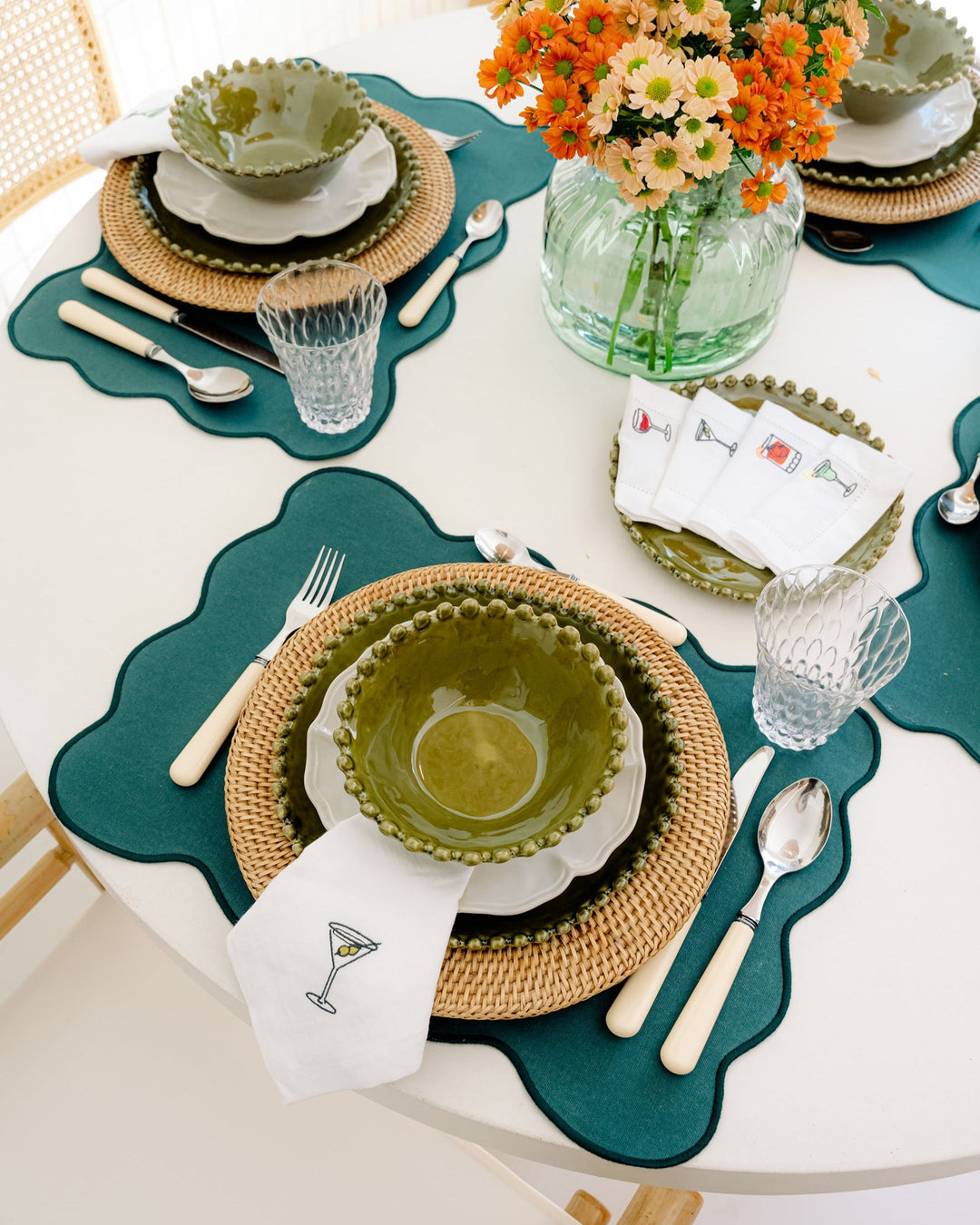 Set de table anti-tâche Palma, bleu pétrole et feston bleu marine