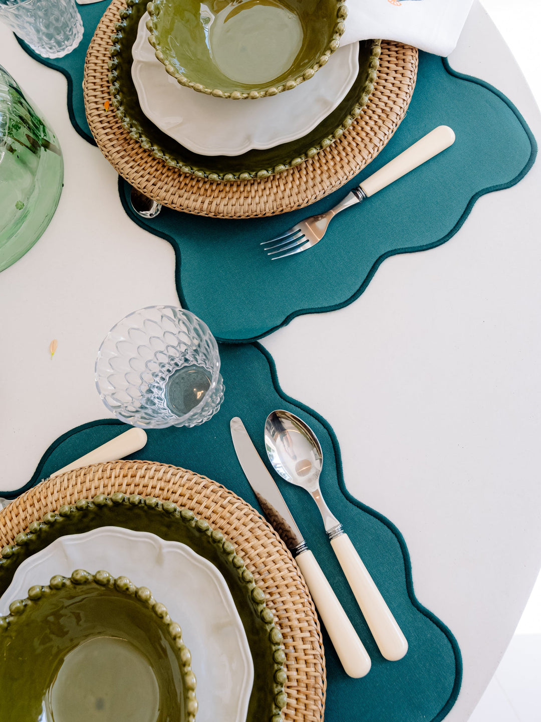 Set de table anti-tâche Palma, bleu pétrole et feston bleu marine