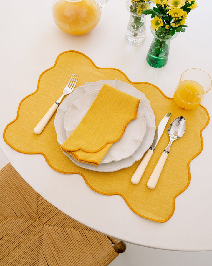 Palma stain-resistant placemat in yellow and yellow scalloped edge