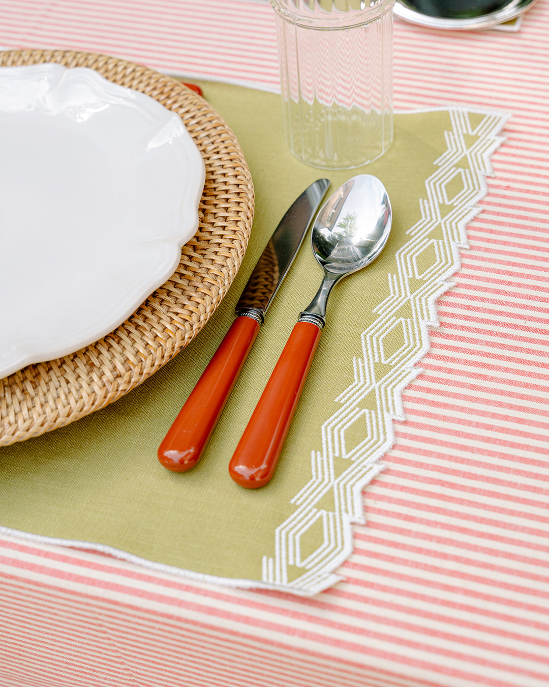 Set de table Prisma, vert et broderies blanches