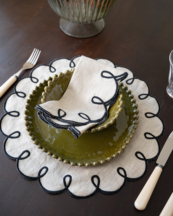 Lisboa placemat, beige and black scalloped edge 