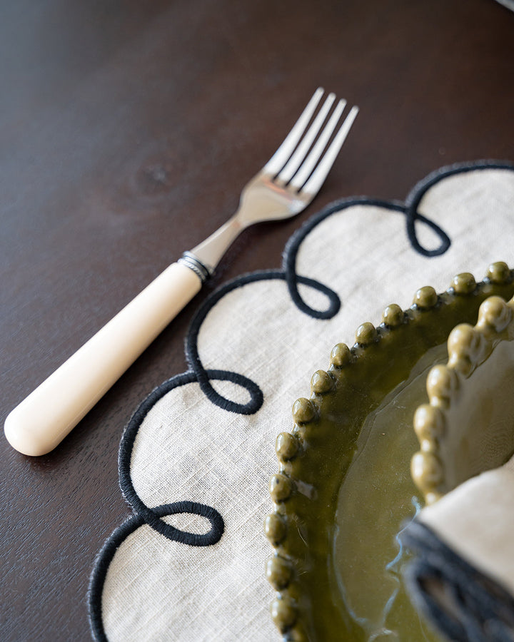 Lisboa placemat, beige and black scalloped edge 