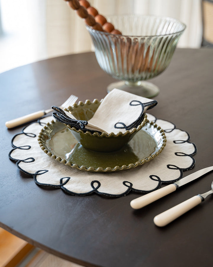 Lisboa placemat, beige and black scalloped edge 