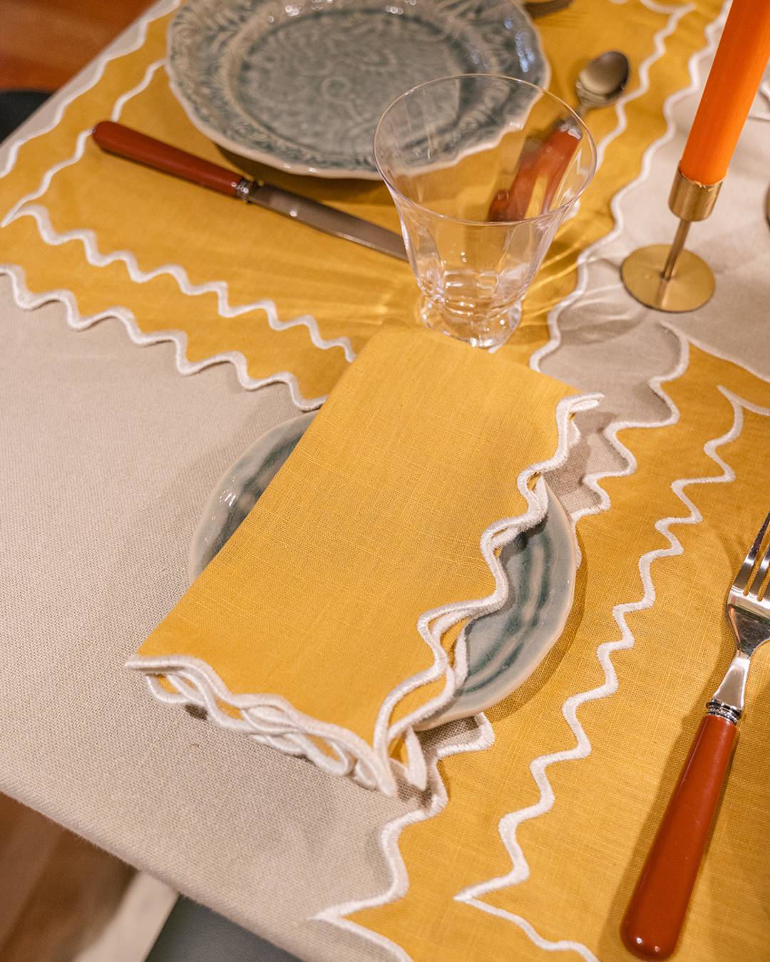 Serviette de table en lin et coton festonnée Vila, moutarde et blanc Serviettes de table Mariaida Home