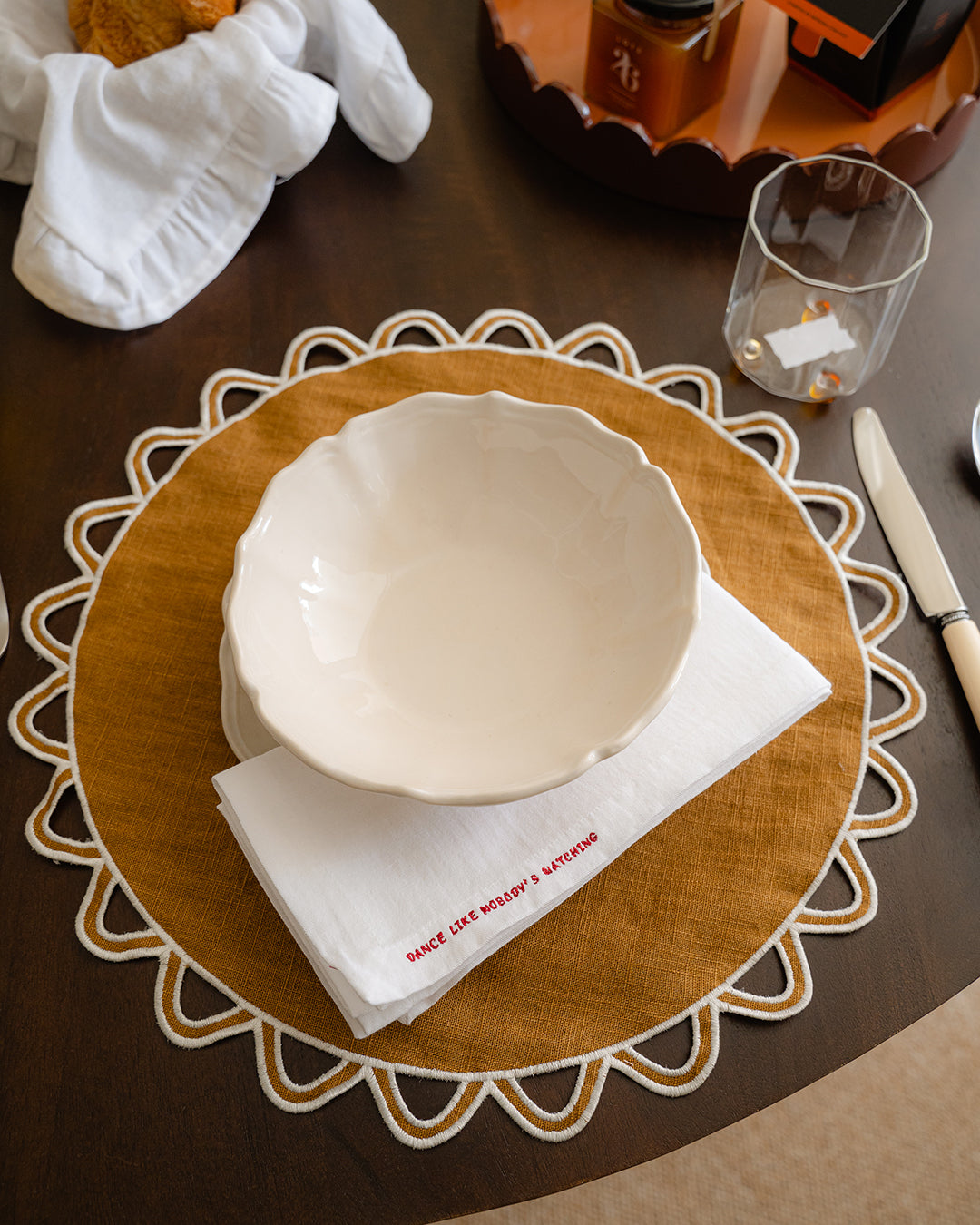 Halo placemat, ochre and ecru 