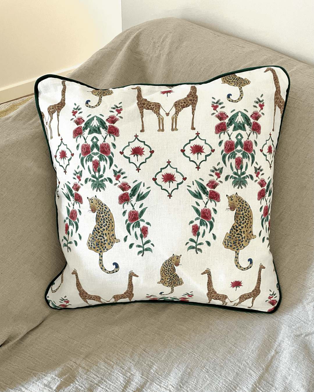 Housse de coussin mat - Girafes et léopards - Fond blanc - Passepoil vert