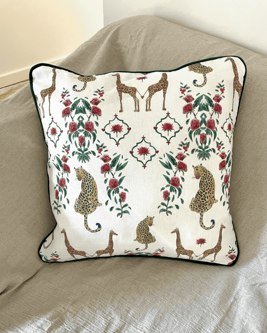 Housse de coussin mat - Girafes et léopards - Fond blanc - Passepoil vert