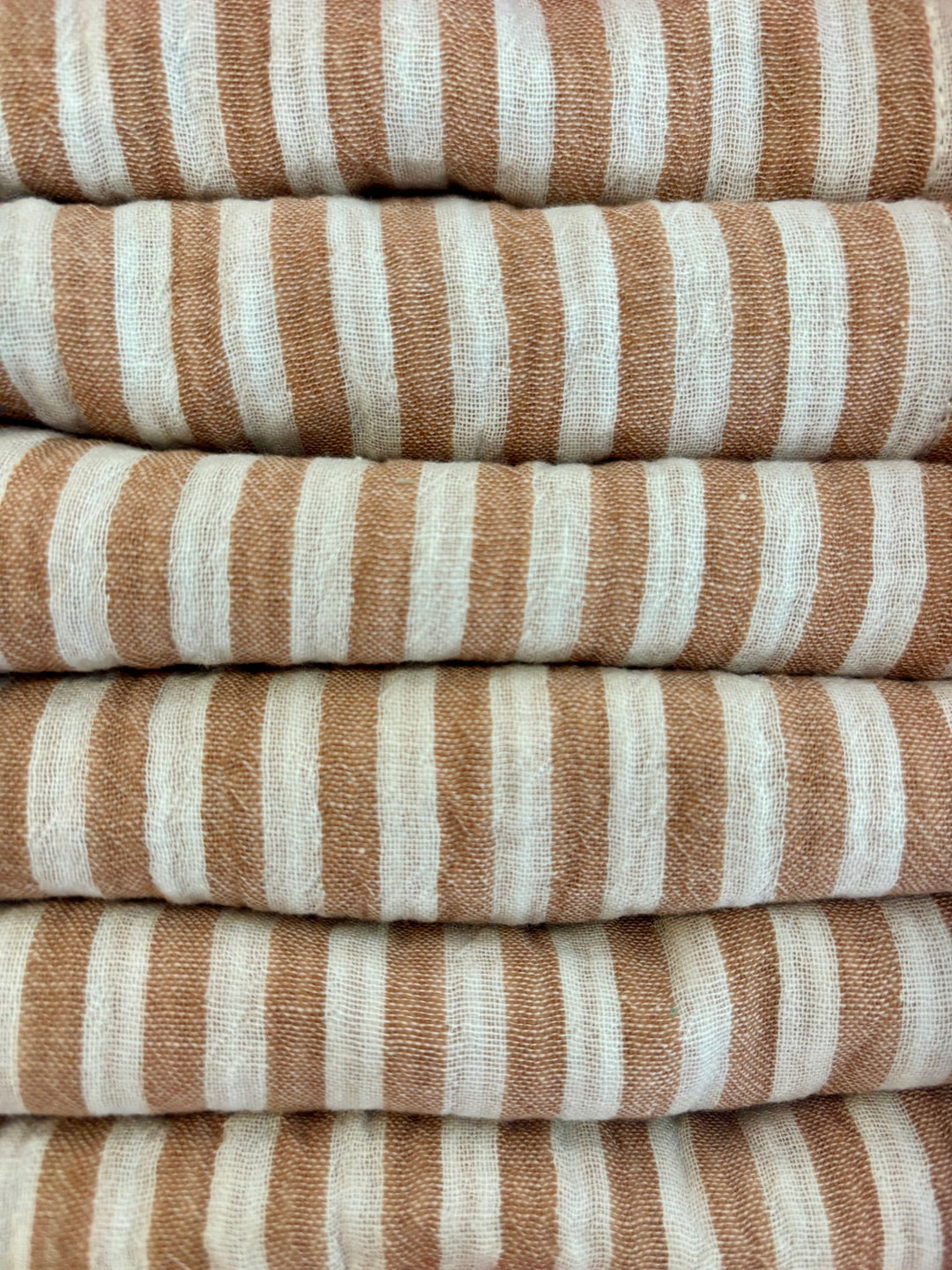 Coffret de 6 serviettes de table Petite 23x23 – Gaze de coton rayée caramel Serviettes de table Charmy