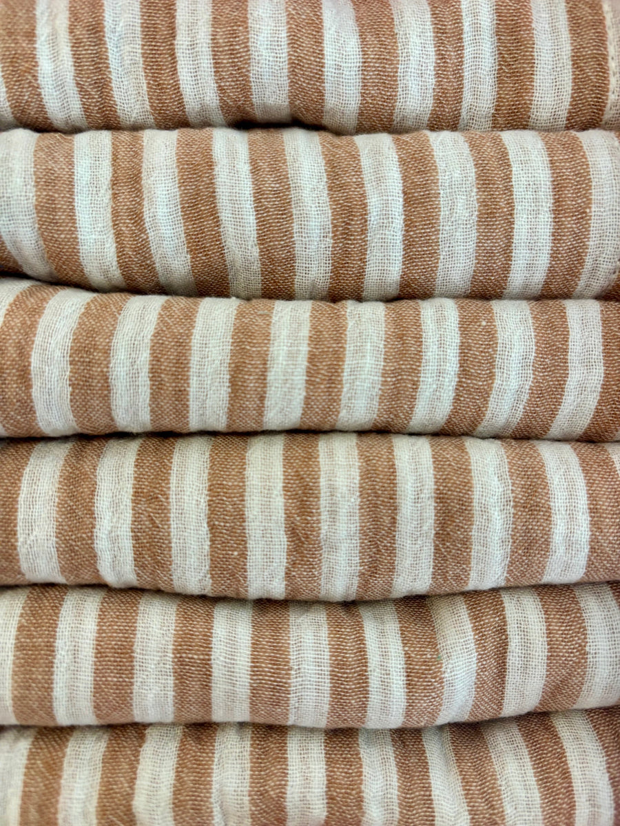 Coffret de 6 serviettes de table Petite 23x23 – Gaze de coton rayée caramel Serviettes de table Charmy