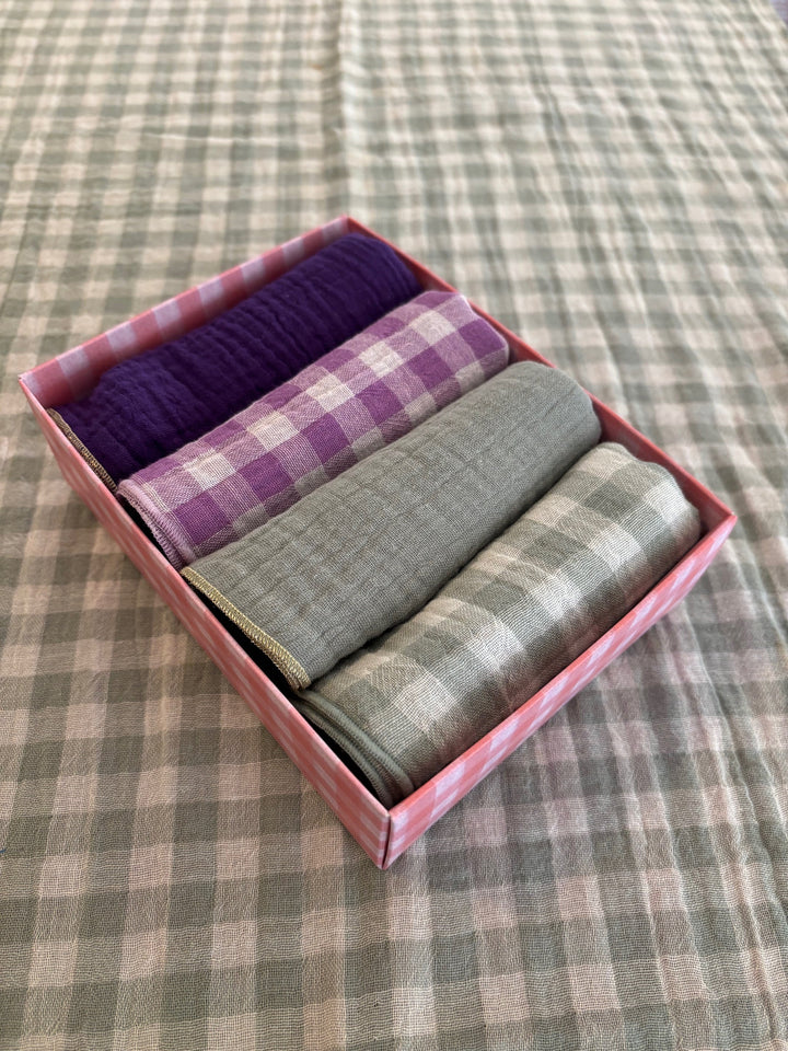Coffret de 4 Serviettes de Table en Double Gaze de Coton – Vichy et uni violet vert de gris– 40x40cm