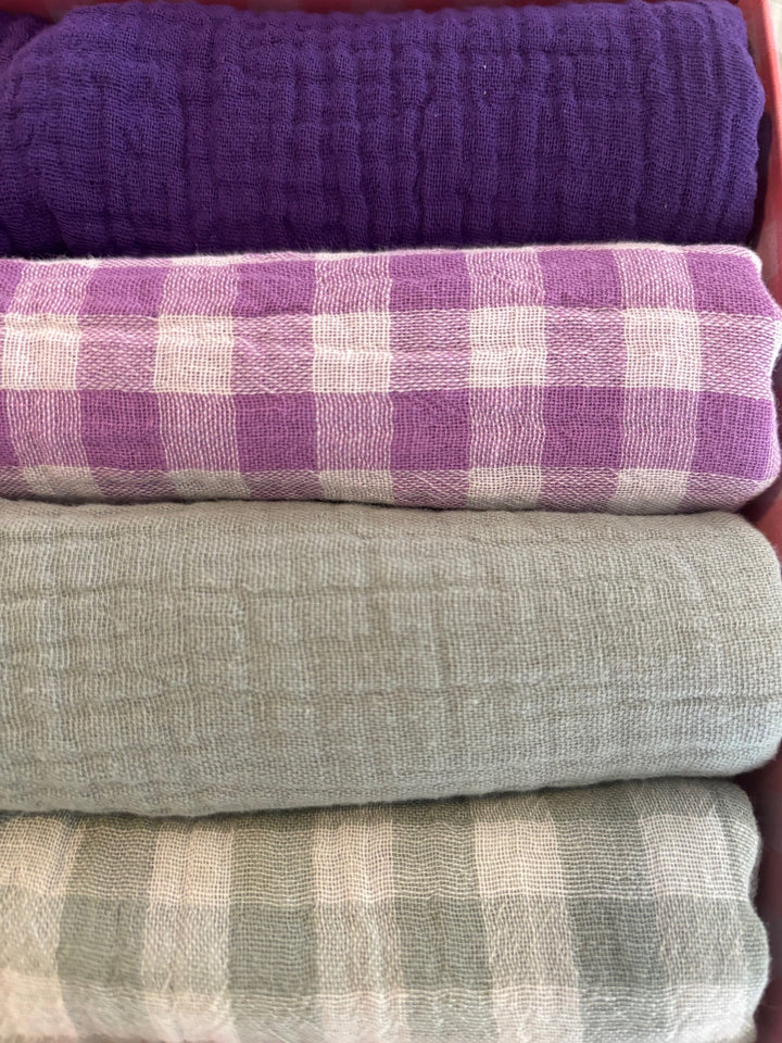 Coffret de 4 Serviettes de Table en Double Gaze de Coton – Vichy et uni violet vert de gris– 40x40cm