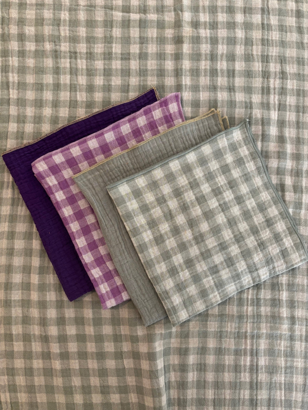 Coffret de 4 Serviettes de Table en Double Gaze de Coton – Vichy et uni violet vert de gris– 40x40cm