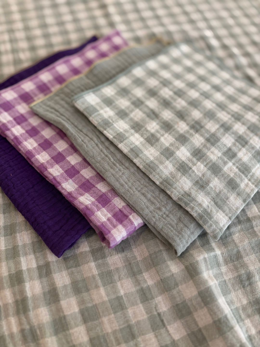 Coffret de 4 Serviettes de Table en Double Gaze de Coton – Vichy et uni violet vert de gris– 40x40cm