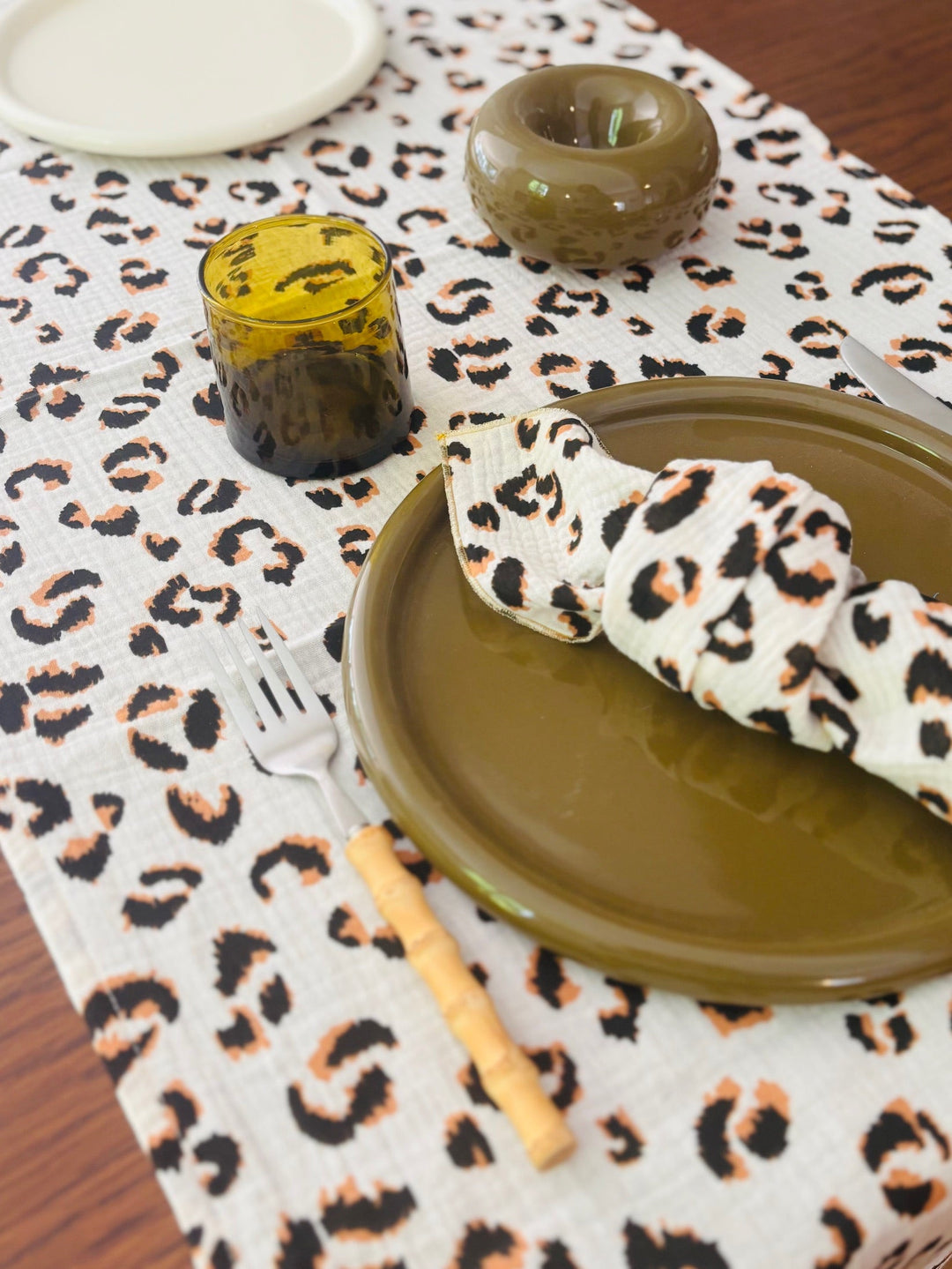 Chemin de table Léopard Écru – Gaze de coton – 50x150cm