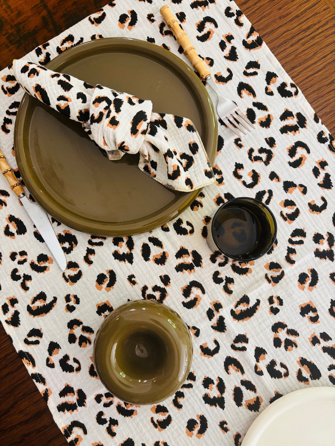 Chemin de table Léopard Écru – Gaze de coton – 50x150cm