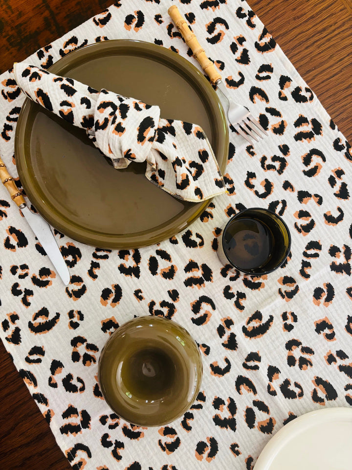 Chemin de table Léopard Écru – Gaze de coton – 50x150cm
