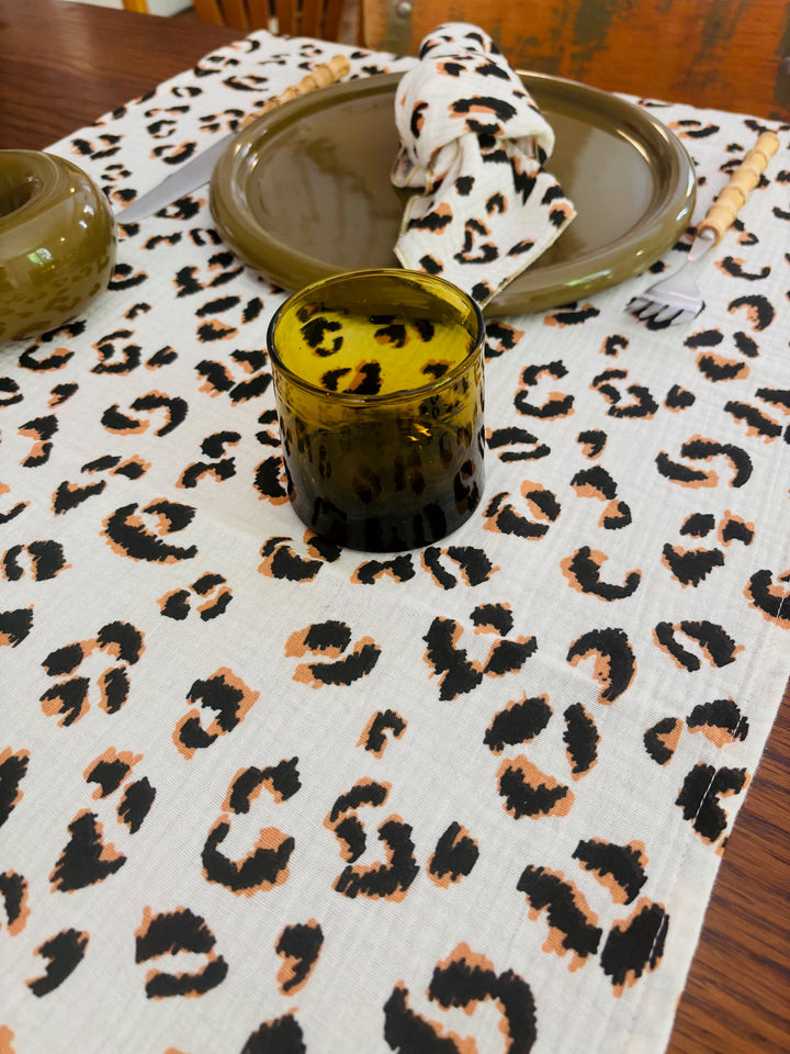Chemin de table Léopard Écru – Gaze de coton – 50x150cm