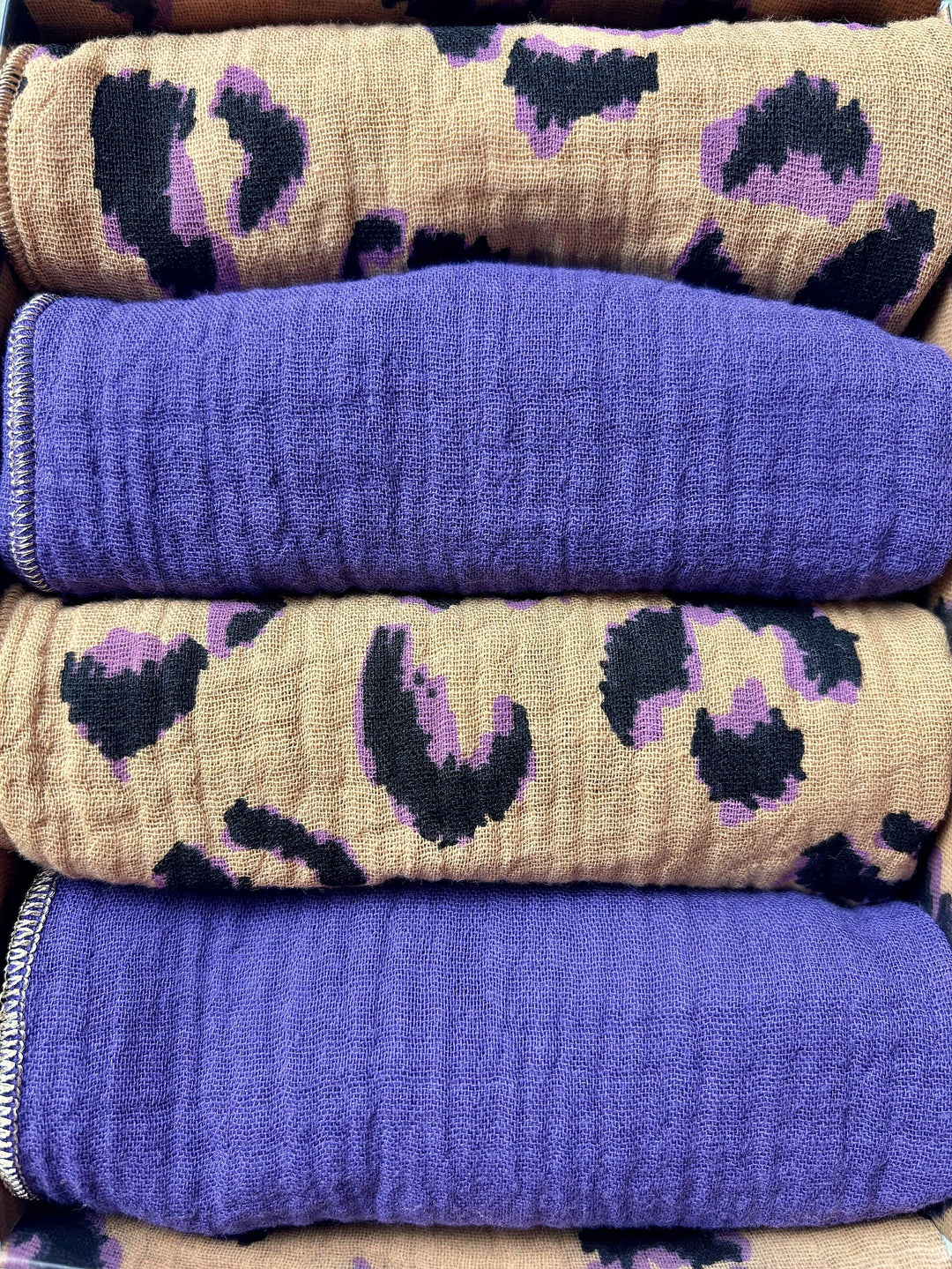 Coffret 4 Serviettes de Table – Gaze de Coton – Leopard Fauve et Violet – 40x40 cm