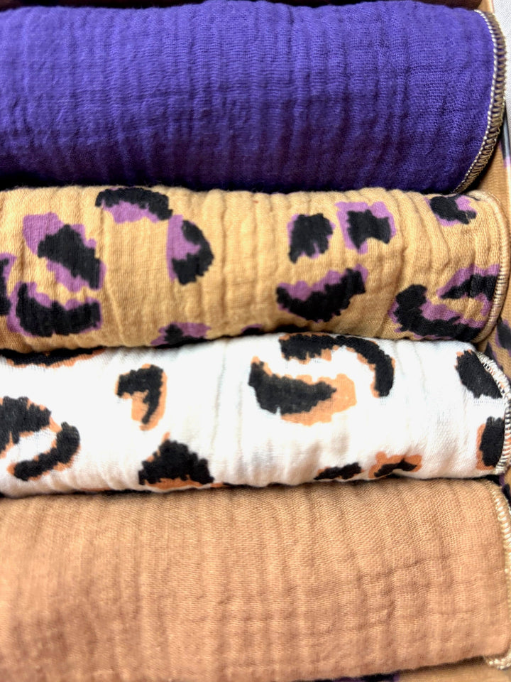 Coffret 4 Serviettes de Table – Gaze de Coton – Léopard, camel et violet – 40x40 cm