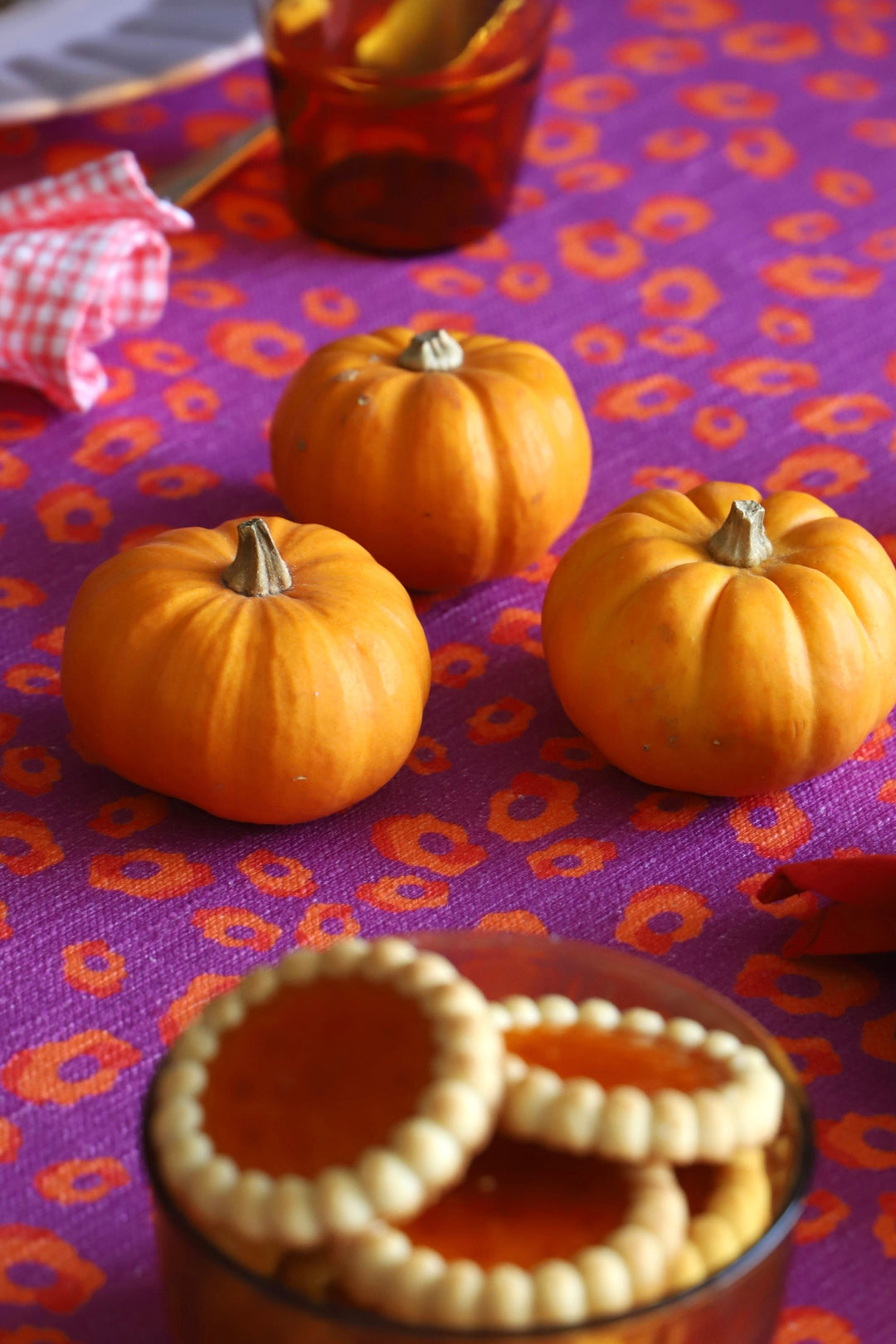 Nappe violette motif orangé - cannelle corsée