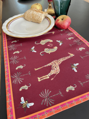 Sets de table - Tissu anti-tâches - Motifs girafes et léopards - Fond uni carmin Sets de table Maison Datcha