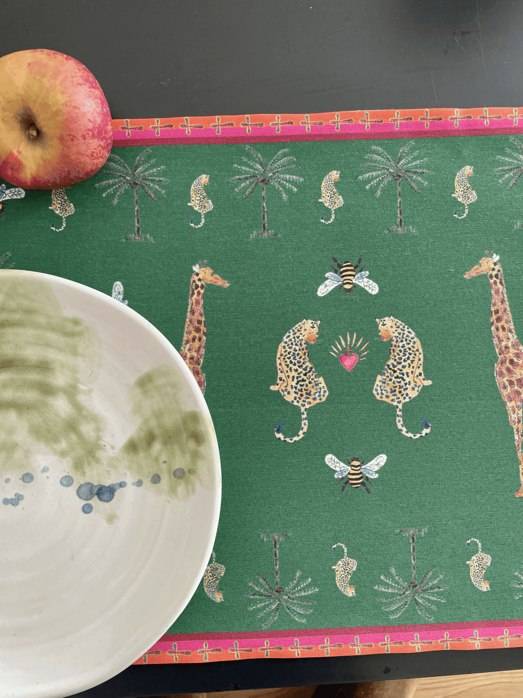 Placemats - Stain-resistant fabric - Giraffe and leopard patterns - Plain green background